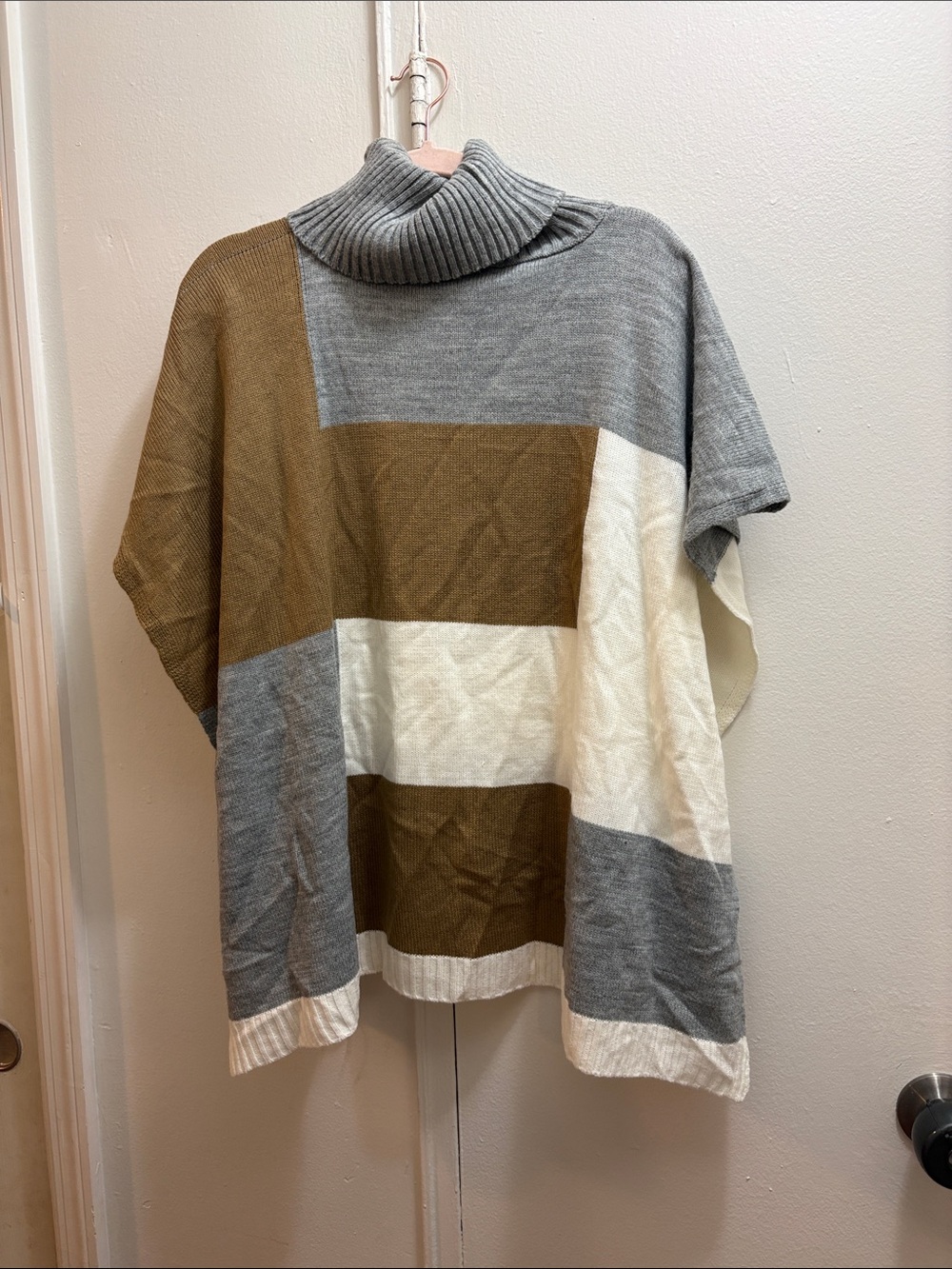 NWT Kelly & Katie Gray Cream & Brown Colorblock Turtleneck Poncho One Size
